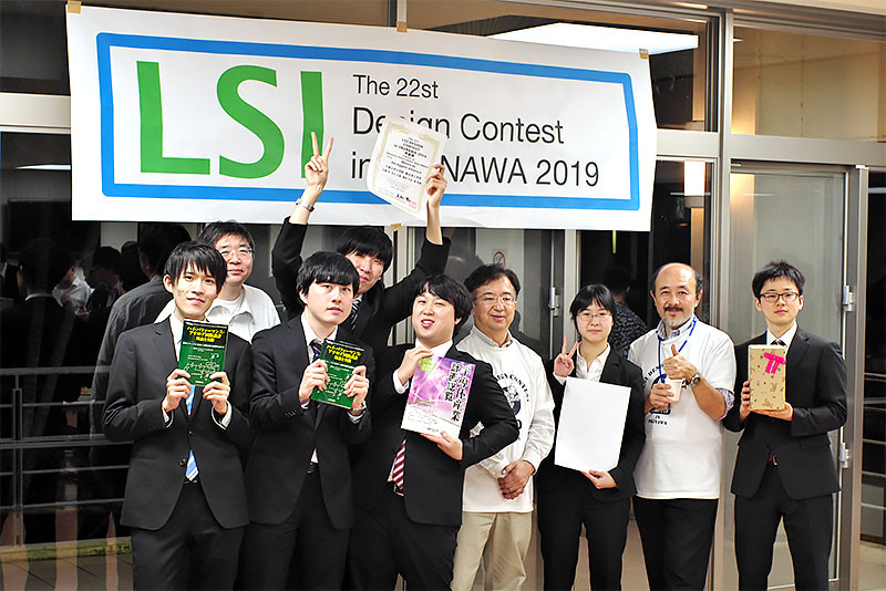左から天野君、伊藤教授(千葉大学)、橋本君、星君、田中君 中央: 大会実行委員長 尾知博教授(九州工業大学) 右から栁原君、大会審査委員長 和田知久教授(琉球大学)、本間さん